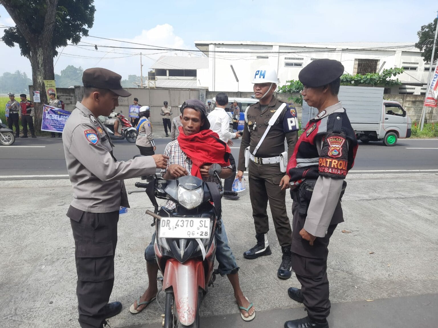 Humanis Dan Persuasif Cara Polres Lobar Edukasi Pengguna Jalan Di