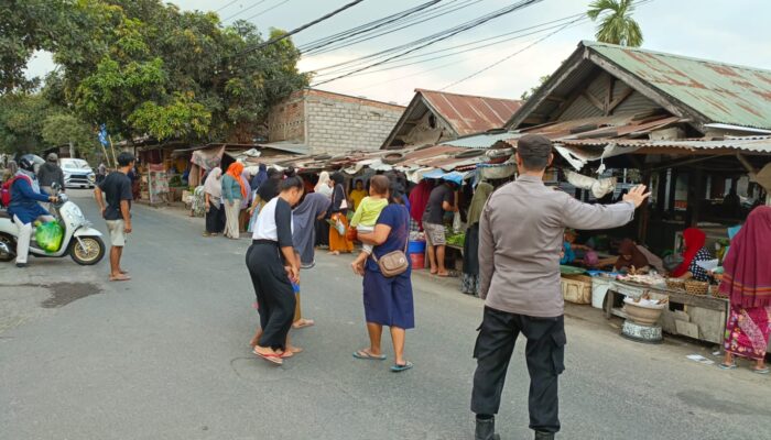 Polisi Amankan Arus Lalu Lintas di Pasar Tradisional Paok Kambut Labuapi, Lombok Barat