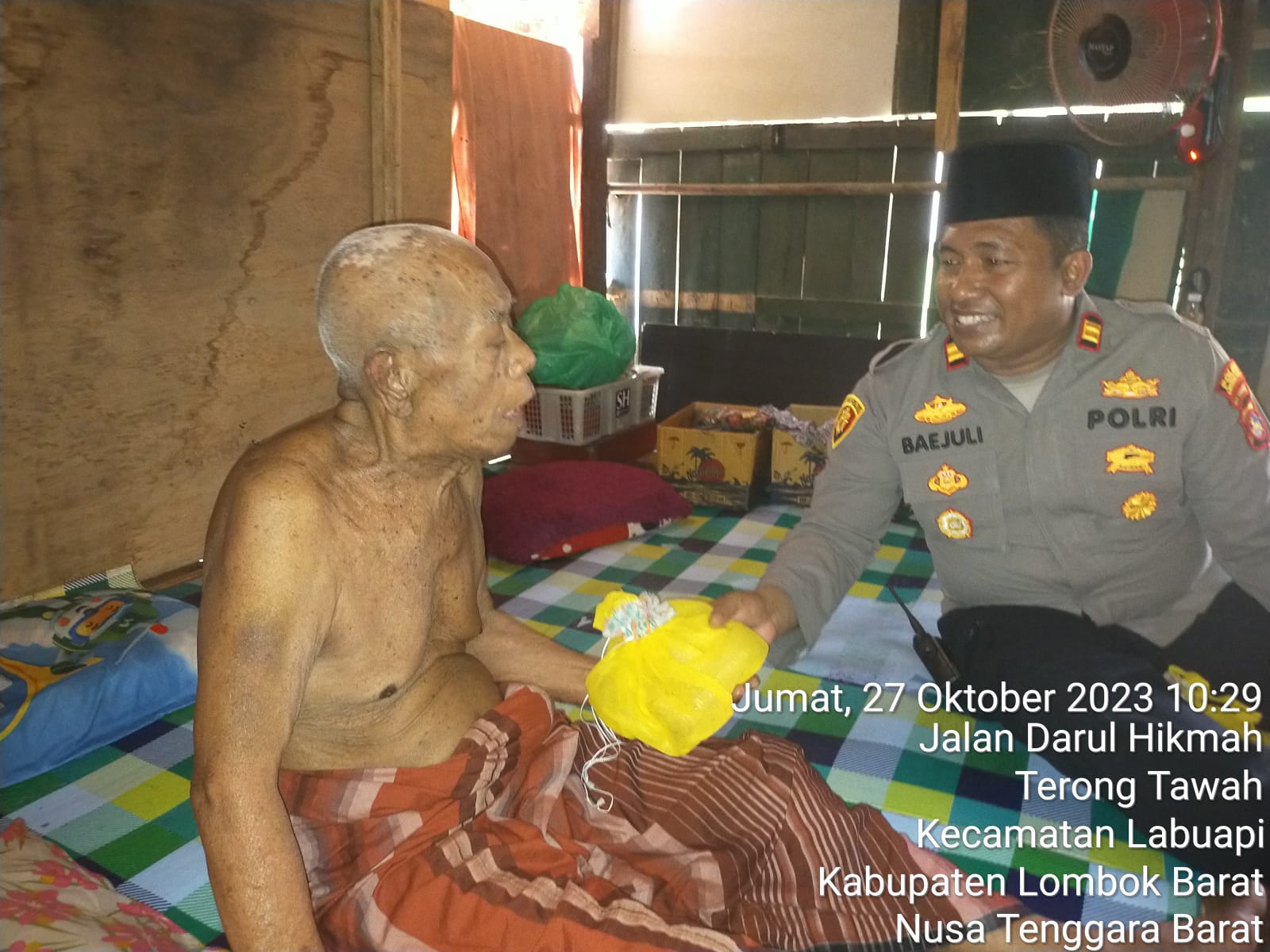 Polsek Labuapi Salurkan Nasi Kotak kepada Kaum Dhuafa di Lombok Barat