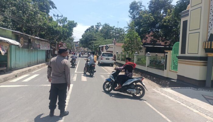 Polsek Sekotong Amankan Sholat Jumat di Masjid Nurul Iman Sekotong, Lombok Barat