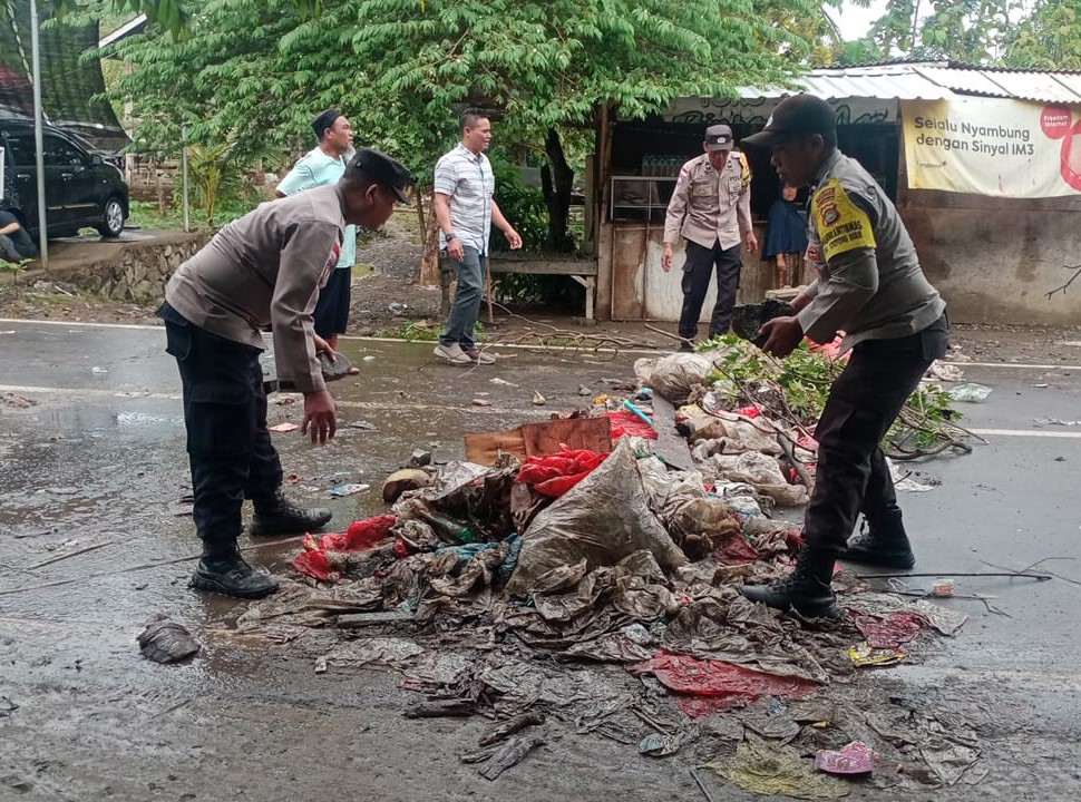 Polsek Sekotong Bersama Masyarakat Desa Pelangan Kompak Bersihkan Sampah Akibat Cuaca Penghujan