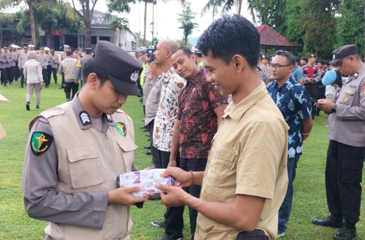 Subsatgas Dokkes Polres Lombok Barat Bagikan Bekal Kesehatan untuk Anggota dalam Operasi Mantap Brata