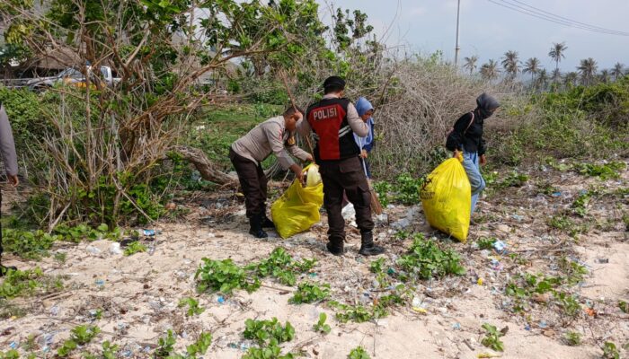 Kolaborasi Komunitas & Polsek Bersihkan Pantai Pengantap