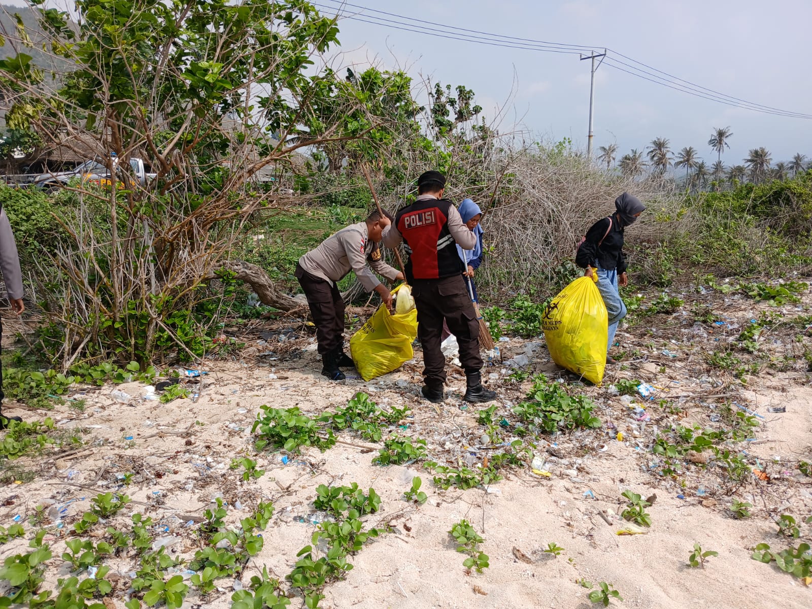 Bersih-Bersih Pantai Pengantap, Peringatan Hari Pahlawan yang Penuh Semangat Gotong Royong