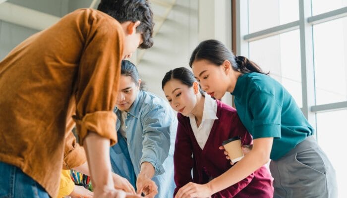 Cara Berkelas Mendapatkan Perhatian Atasan Tanpa Menjilat