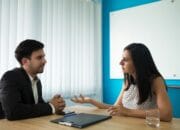 Cara Bijak Menghadapi Bawahan yang Saling Curhat dan Menjatuhkan