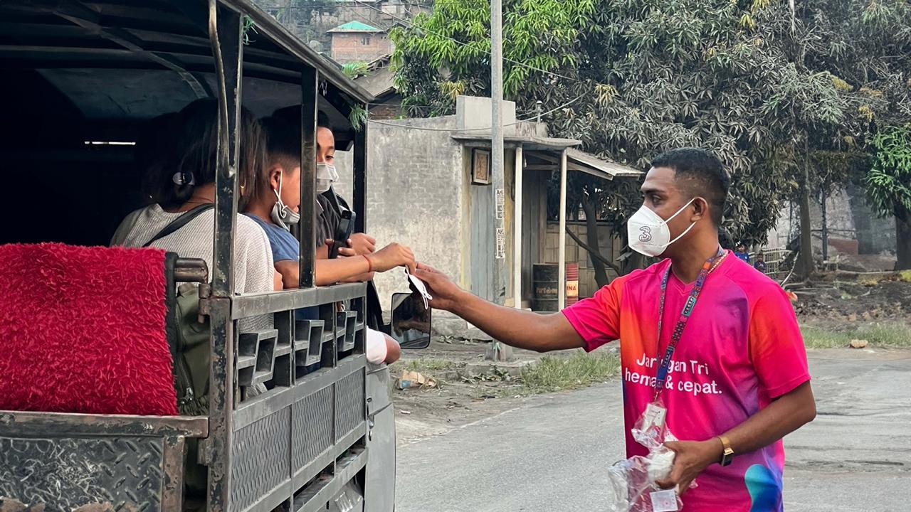 Korban Erupsi Gunung Lewotobi, Dapatkan Layanan Telekomunikasi Gratis Dari Indosat Ooredoo Hutchison