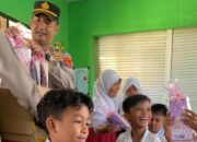 Kapolsek Lembar Ajak Anak Indonesia Semangat Belajar Lewat Pembagian Alat Tulis