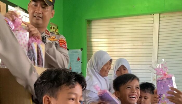 Kapolsek Lembar Ajak Anak Indonesia Semangat Belajar Lewat Pembagian Alat Tulis