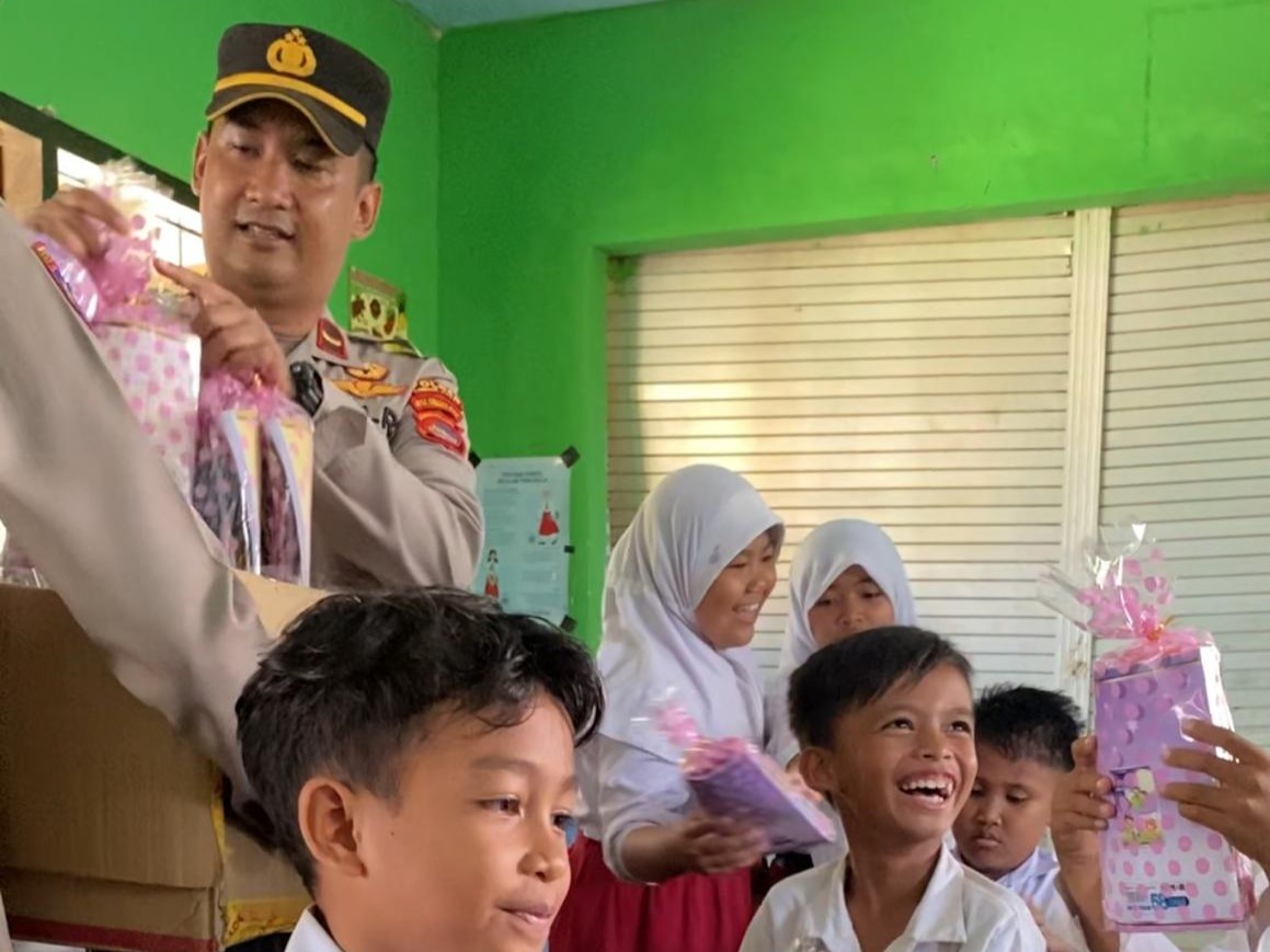 Kapolsek Lembar Bagikan Alat Tulis, Dukung Literasi Siswa!