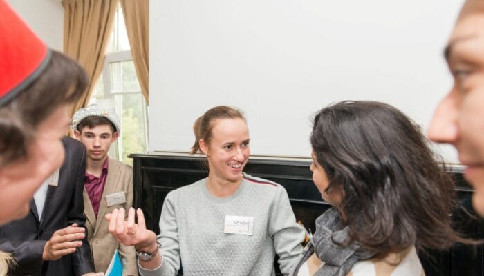 10 Kebiasaan yang Bikin Orang Lain Tidak Suka Tanpa Disadari