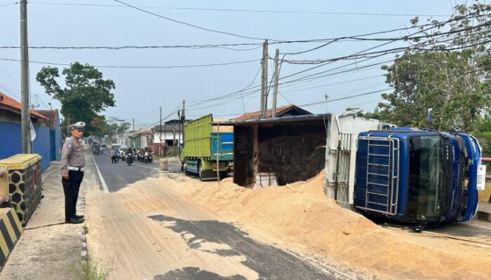 Kecelakaan Truk Tumpah di Cikijing Majalengka, Polsek Terapkan Sistem Buka-Tutup Lalin