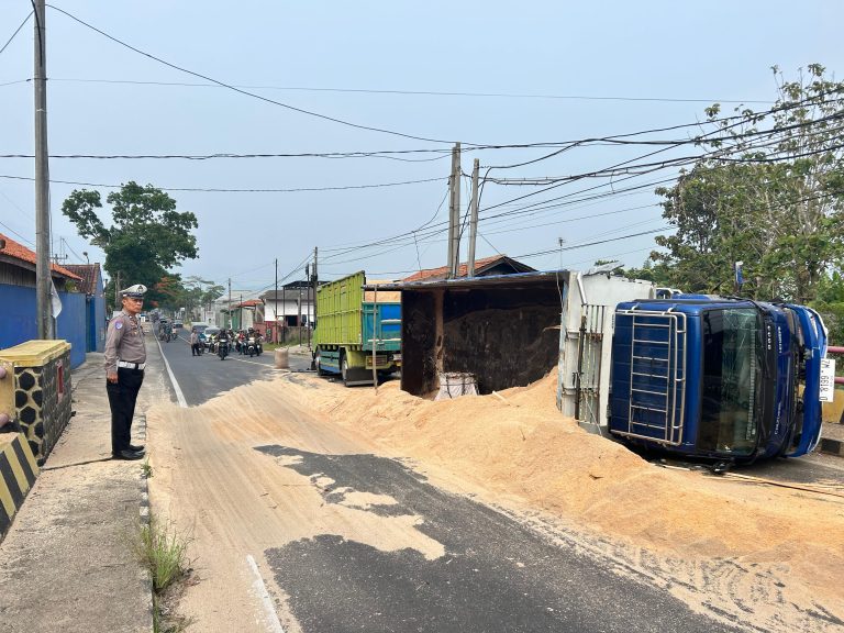 Kecelakaan Truk Tumpah di Cikijing, Polsek Terapkan Sistem Buka-Tutup Lalin