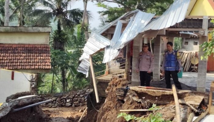 Longsor Hancurkan MCK SDN 2 Surenlor, Trenggalek