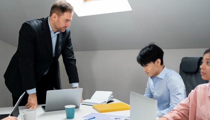 Menjaga Keadilan di Tempat Kerja Saat Bawahan Berprestasi Terbuat Kesalahan