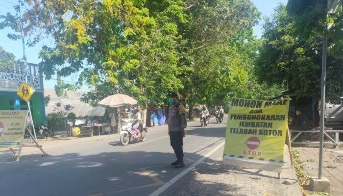 Perbaikan Jembatan Telabah Kotor di Labuapi, Polsek Amankan Akses Jalan Warga