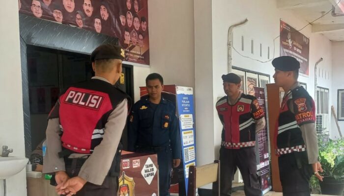 Tingkatkan Keamanan Pemilu, Polres Lombok Barat Lakukan Patroli di KPU