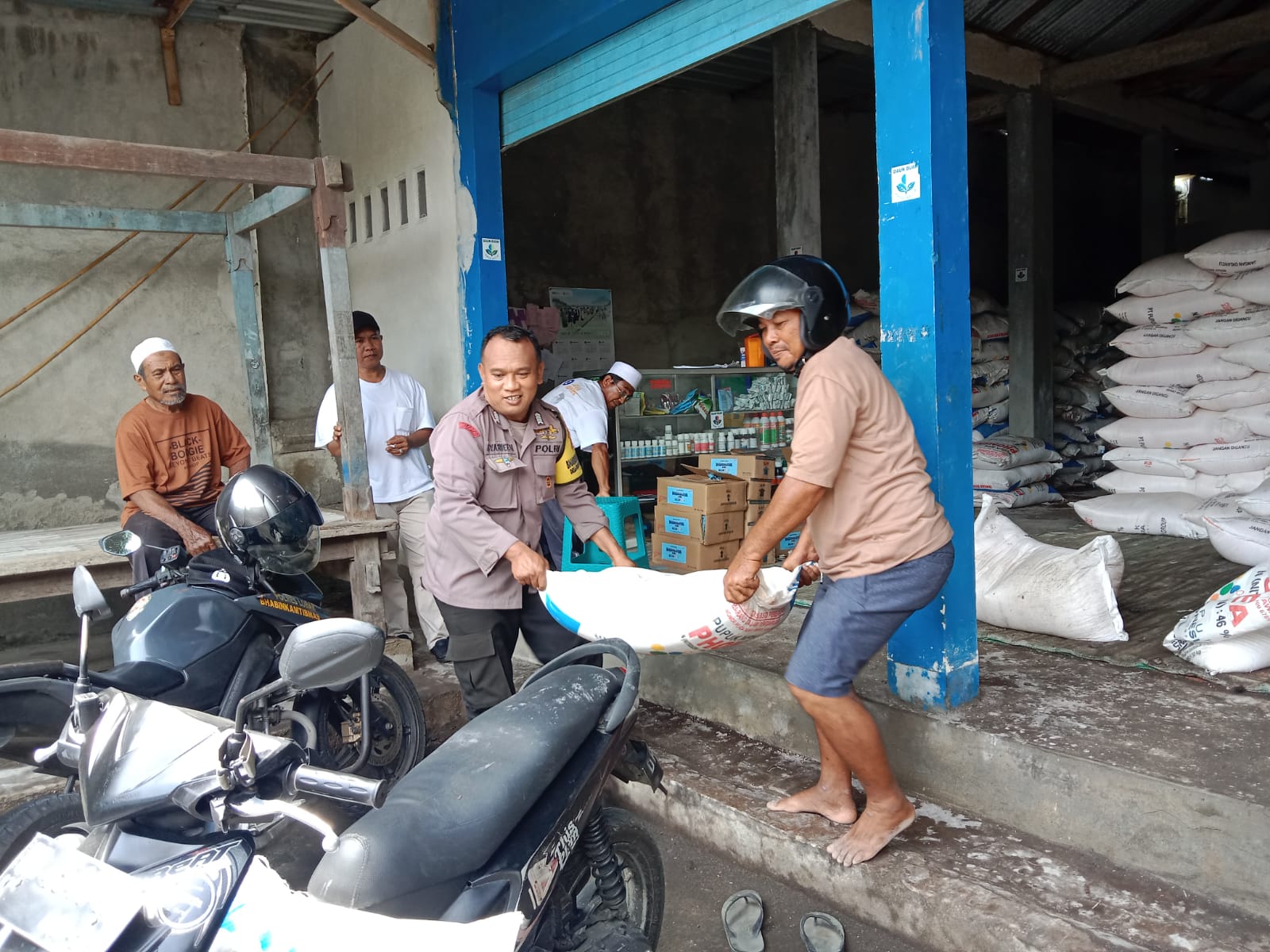 Polsek Labuapi Awasi Penyaluran Pupuk Subsidi untuk Ketahanan Pangan