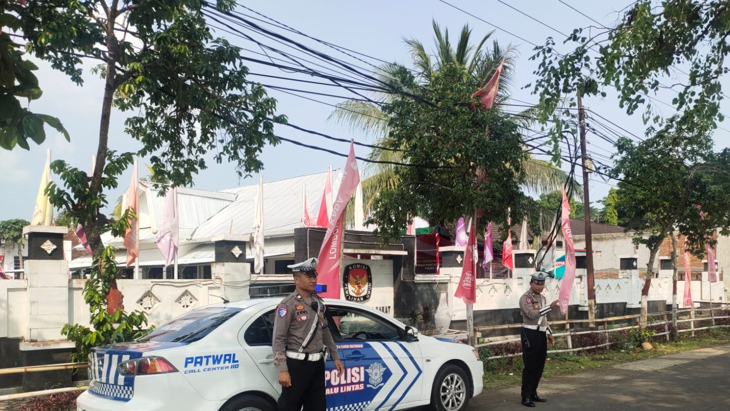 Satlantas Polres Lombok Barat Amankan Kantor KPU dan Bawaslu