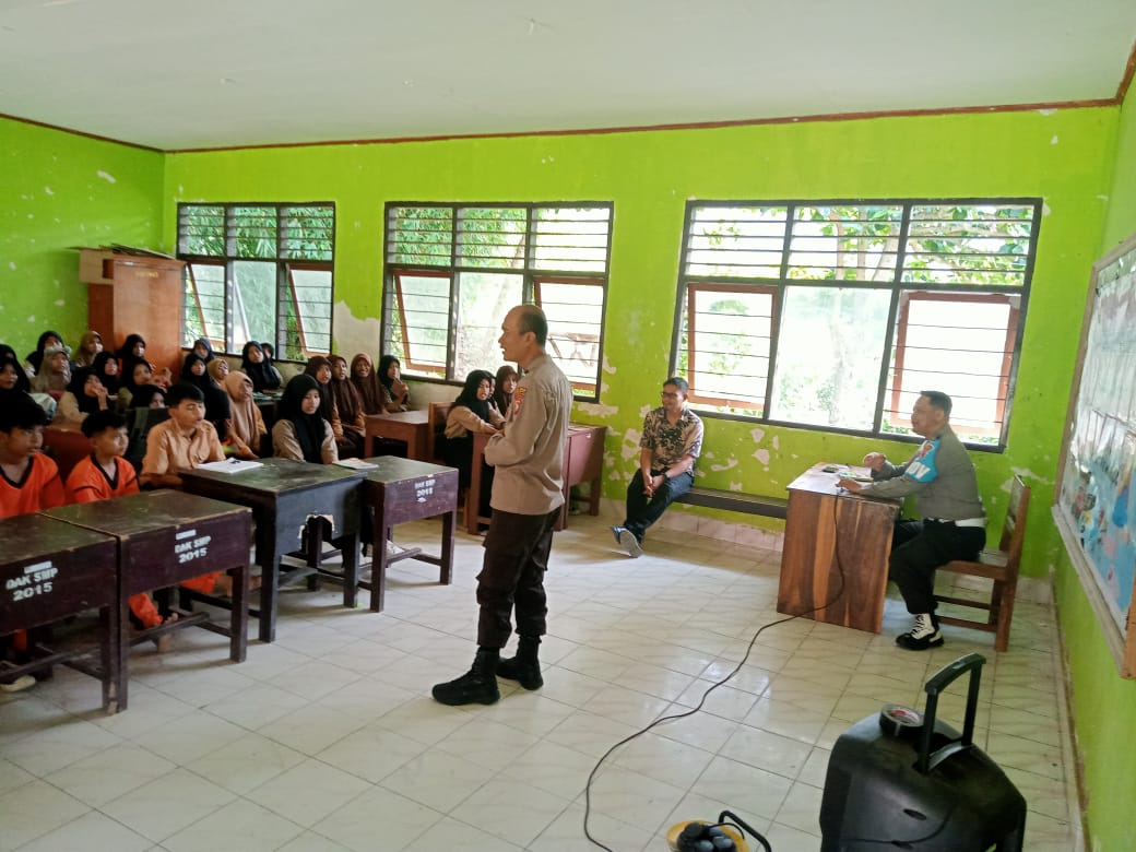 Siswa di Sekotong Dibekali Edukasi Tertib Lalu Lintas & Bahaya Pernikahan Dini