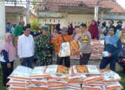 Mendukung Program Ketahanan Pangan, Bhabinkamtibmas Desa Senayan Dampingi Penyaluran Bantuan Bibit Jagung kepada Kelompok Tani