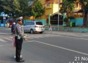 Satlantas Polres Bima Kota Bantu Anak Sekolah Menyeberang Jalan dalam Gatur Pagi