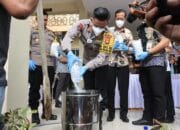 Jumpa Pers Akhir Tahun, Polres Loteng Musnahkan Sabu 8,2 Kg.