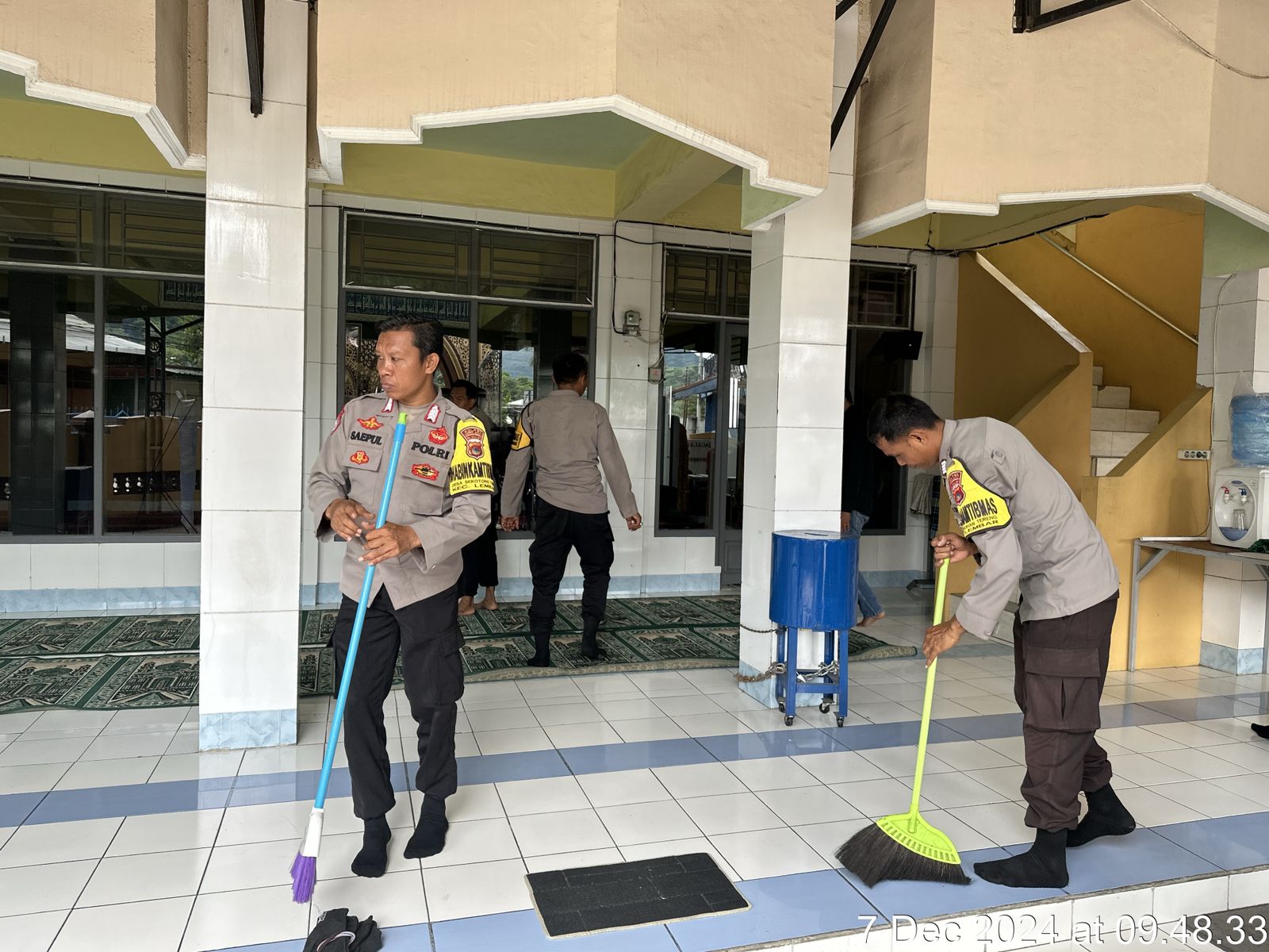 Bakti Religi Polsek Lembar, Kolaborasi Bersihkan Masjid