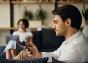 Inilah Daya Tarik Pria Introvert yang Bikin Penasaran