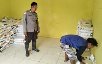 Monitor Distribusi Beras, Polsek Sekotong Pastikan Tepat Sasaran di Buwun Mas