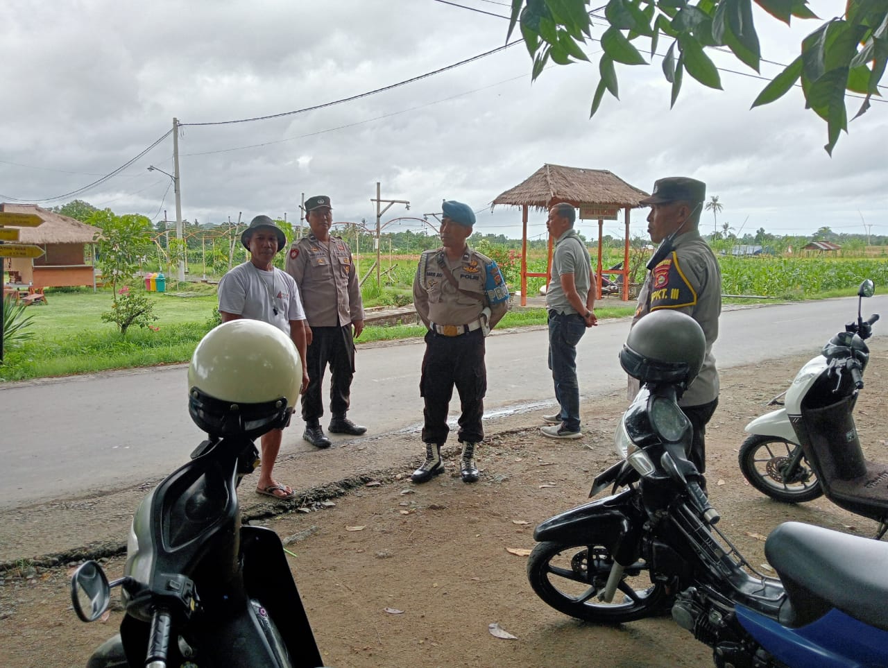 Patroli Polsek Gerung di Pantai Endok dan Golden Melon, Warga Aman