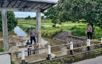 Cek Debit Air, Polsek Kediri Cegah Potensi Banjir dan Pohon Tumbang