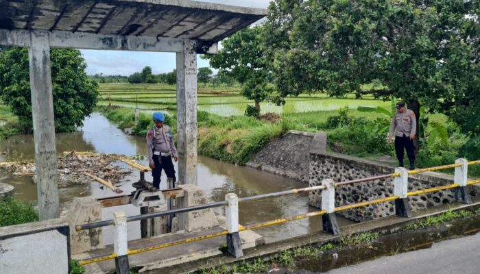 Cek Debit Air, Polsek Kediri Cegah Potensi Banjir dan Pohon Tumbang