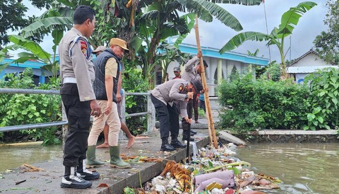 Polsek Gerung Bersih-Bersih Kali, Cegah Banjir Musim Hujan