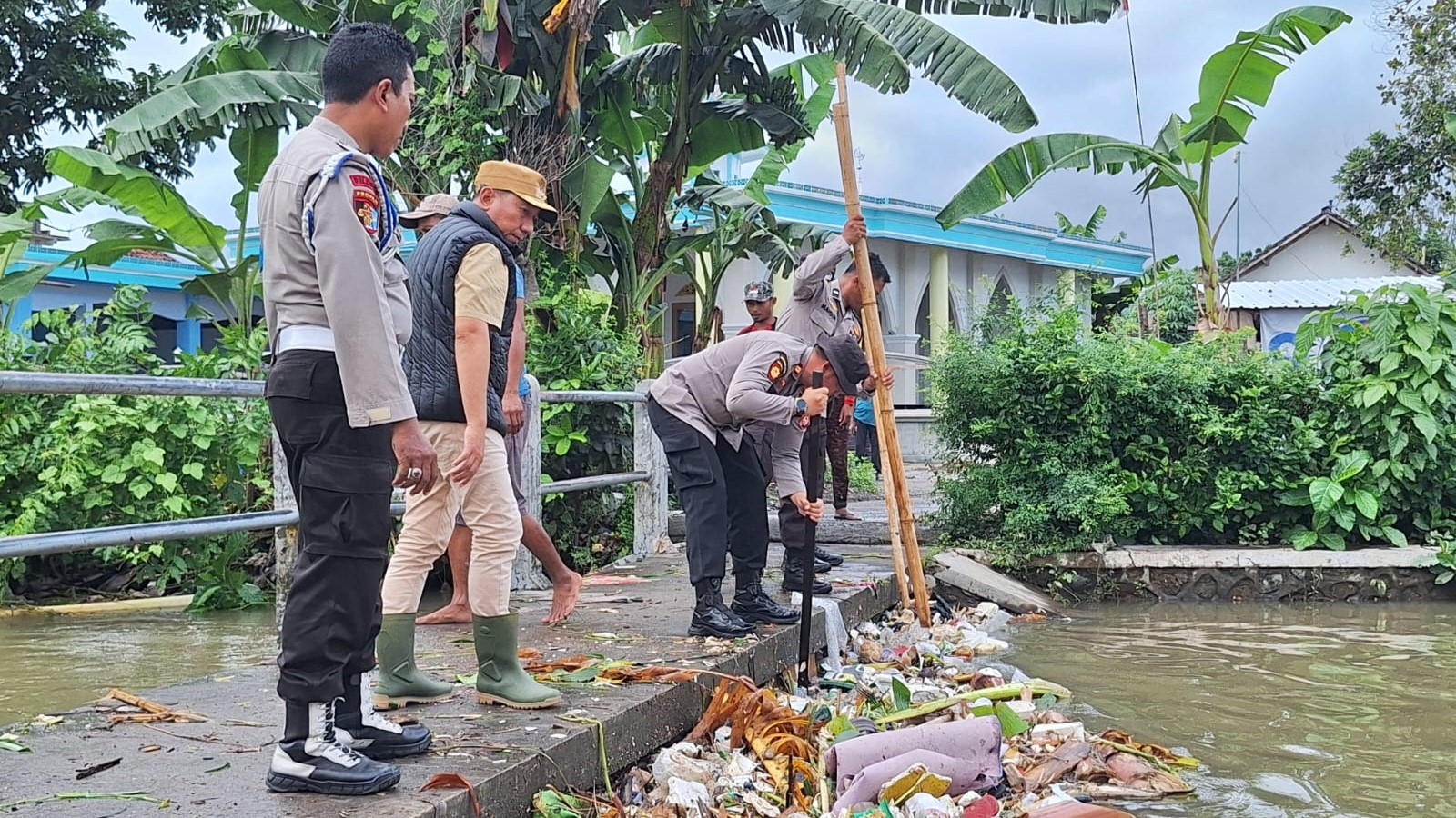 Polsek Gerung Bersih-Bersih Kali, Cegah Banjir Musim Hujan