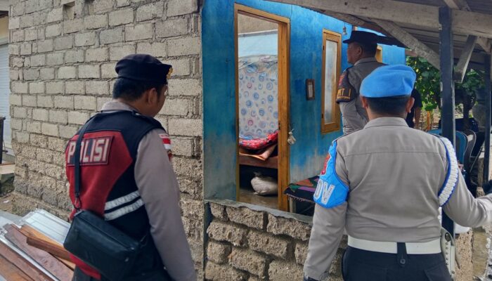 Tanggap Cuaca Ekstrem, Polsek Sekotong Beraksi di Lapangan