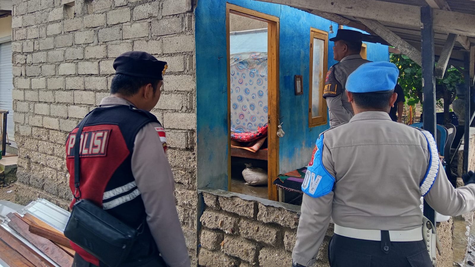 Tanggap Cuaca Ekstrem, Polsek Sekotong Beraksi di Lapangan