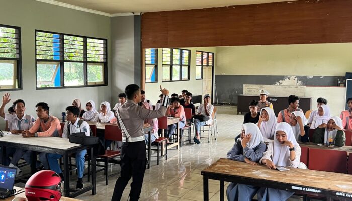 Edukasi Pentingnya Pengenalan Rambu dan Marka Jalan Bagi Pelajar di SMKN 2 Lembar