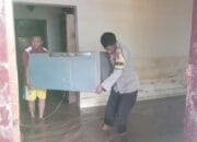 Personel Polres Bima Kota Sigap Bantu Warga Terdampak Banjir di Kelurahan Dodu Kota Bima