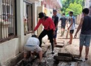 Bhabinkamtibmas Bersama Warga Gotong Royong Pasca Banjir di Kelurahan Paruga