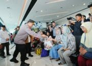 Kapolri Beri Bingkisan Bagi Petugas dan Penumpang di Pelabuhan Merak