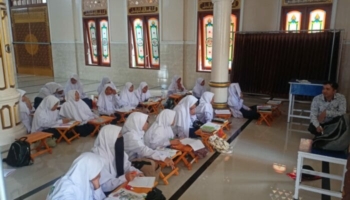 Dedikasi dan Inovasi Sebagai Fondasi Utama Kemajuan Dalam Era Globalisasi  di SMPN 2 Kediri