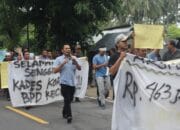 Ratusan Warga Senggigi Kepung Kantor Desa, Desak Kades Mastur Mundur