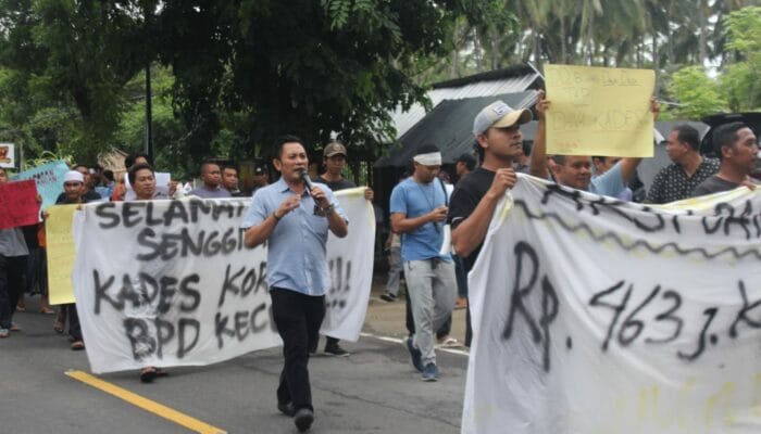 Ratusan Warga Senggigi Kepung Kantor Desa, Desak Kades Mastur Mundur