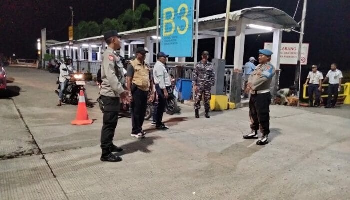 Operasi Kemanan Pelabuhan Lembar: Polisi Patroli Kapal, Periksa Bongkaran