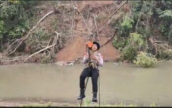 POLRI GERAK CEPAT RESPON PIDATO PRESIDEN PRABOWO, SATBRIMOBDA SULSEL BANGUN JEMBATAN GANTUNG DI SOPPENG