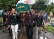 Kapolsek Kempo Tunjukkan Kepedulian, Turut Pikulkan Keranda Jenazah Warga Desa Kempo