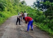 Peduli Kebersihan Lingkungan, Bhabinkamtibmas Desa Mantar Polsek Poto Tano Laksanakan Gotong Royong Bersama Masyarakat