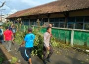 Bhabinkamtibmas Kelurahan Bugis bersama Tiga Pilar bersinergi dengan masyarakat  gotong royong buat asri lingkungan