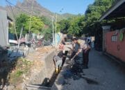 Peduli Lingkungan, Bhabinkamtibmas Desa Ai Suning Turut Gotong Royong Bersihkan Irigasi